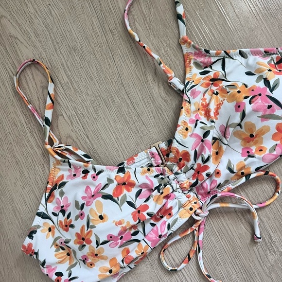 Floral Bikini Top with Adjustable Tie Size Large Material - Picture 9 of 9